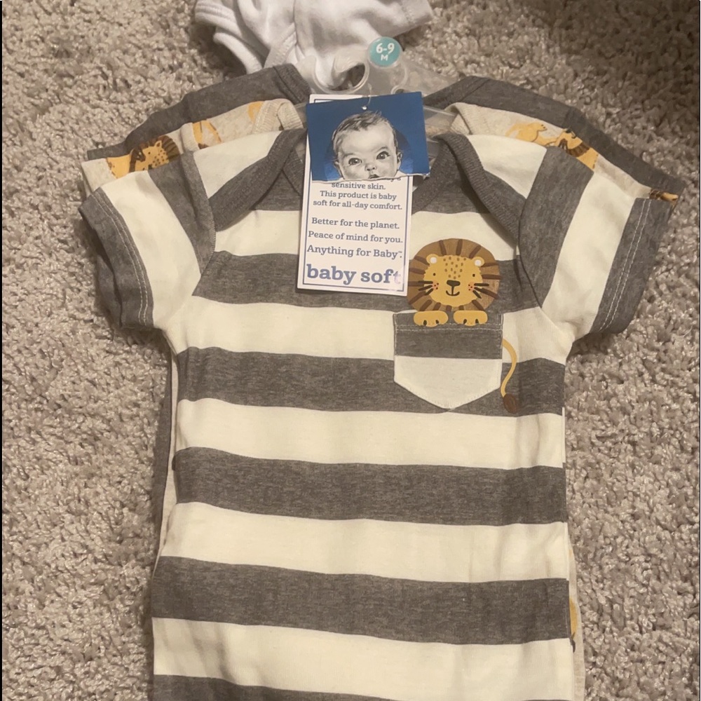 Gerber 3 pack lions onesies never worn they still have tags. Will take 3$ 6-9mo